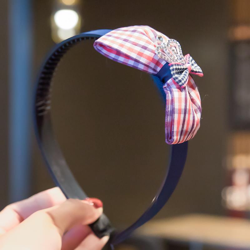 A new fashionable headband made of fabric for children, a daily hair binding and fixation accessory for girls, and a hair clip undefined