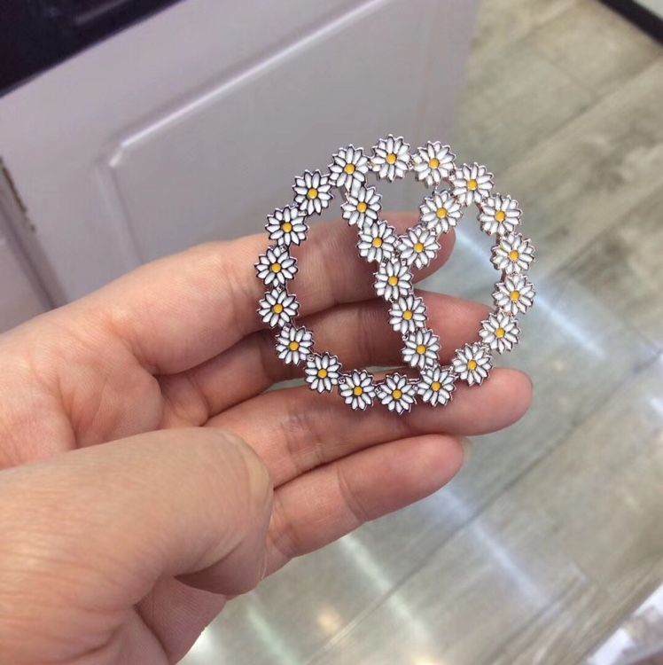 Fashion little fresh drop oil technology little Daisy hot style brooch thumbnail