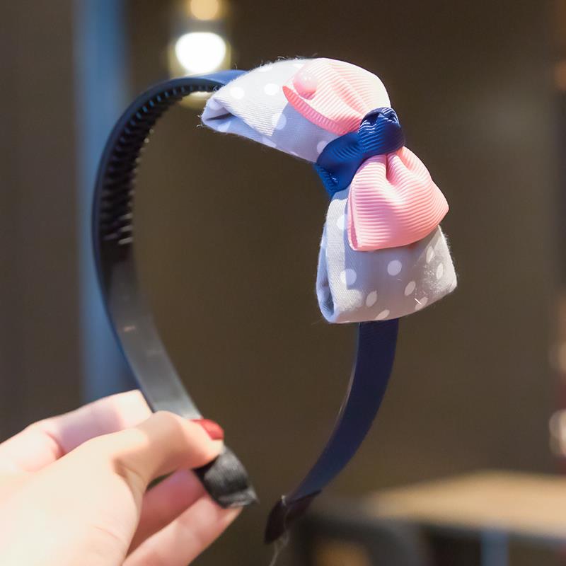 A new fashionable headband made of fabric for children, a daily hair binding and fixation accessory for girls, and a hair clip undefined
