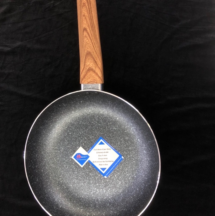 The wooden handle does not stick to the frying pan thumbnail