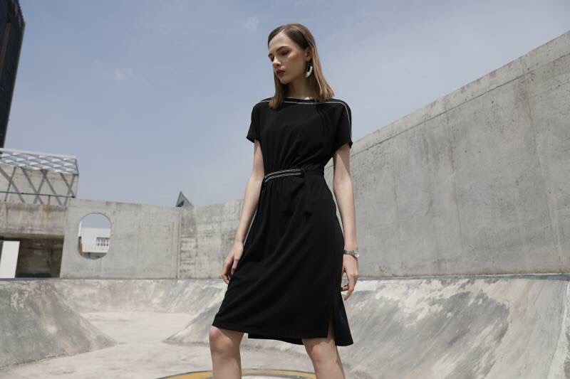 Jimmy Seo's black, simple and fashionable slimming dress Specification image