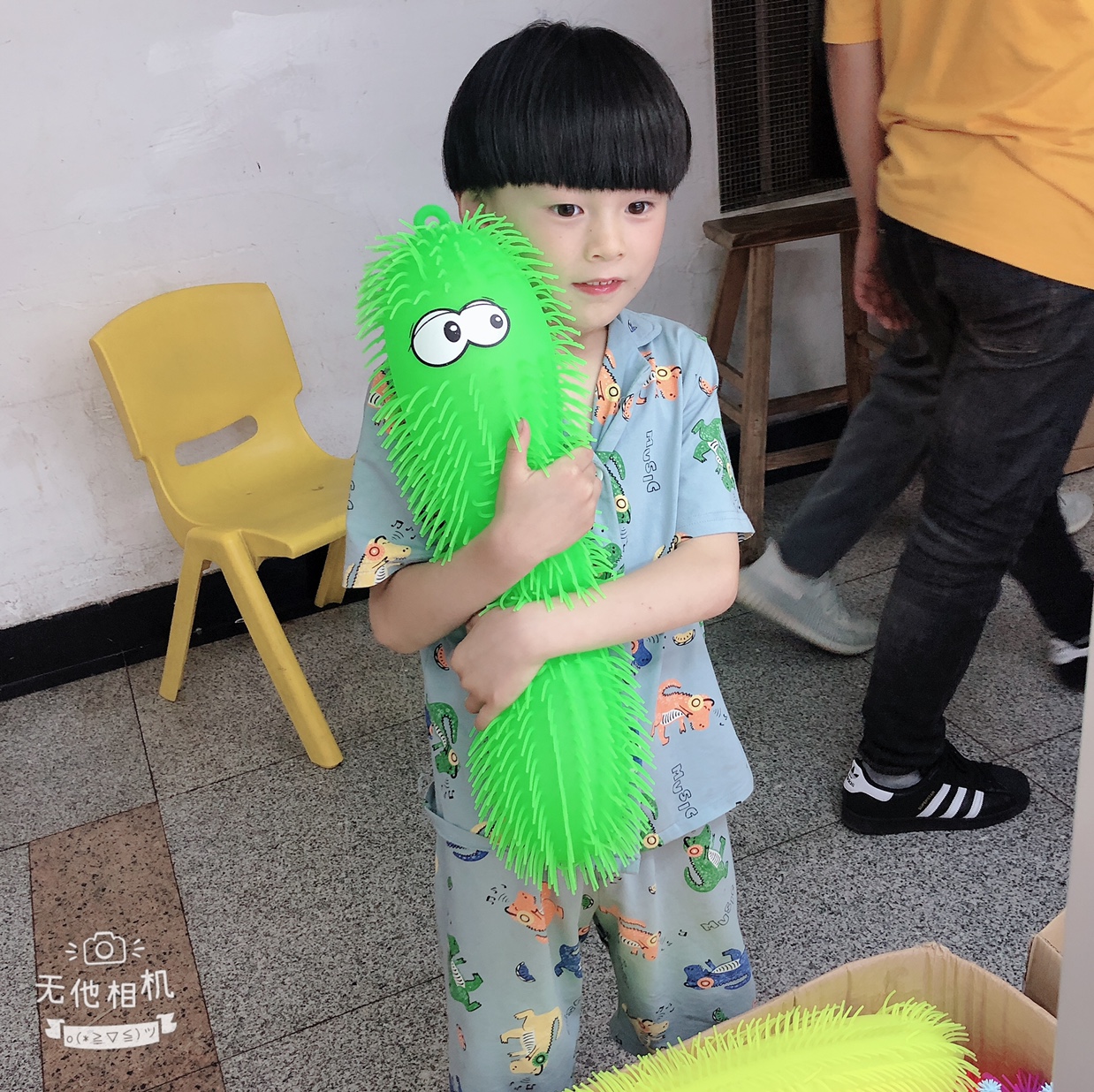 地摊爆款厂家直销大型毛虫发光玩具