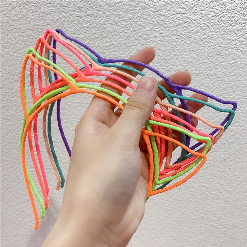 The four-sided spring A Li ear headband is a versatile children's travel accessory that is cute and exclusive for kids