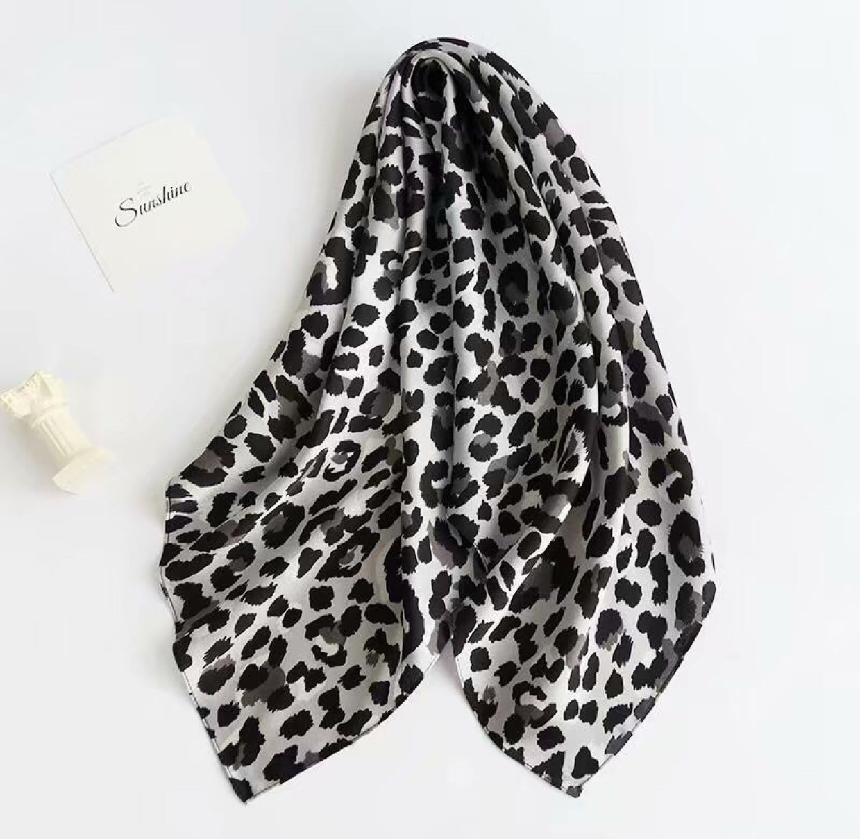 小方巾豹纹丝巾女70x70小丝巾公主四方巾韩式脖子春秋季方巾白底实物图