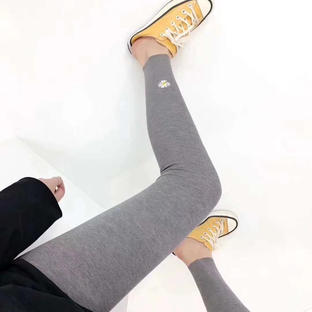 Daisy nine-inch pants details Picture