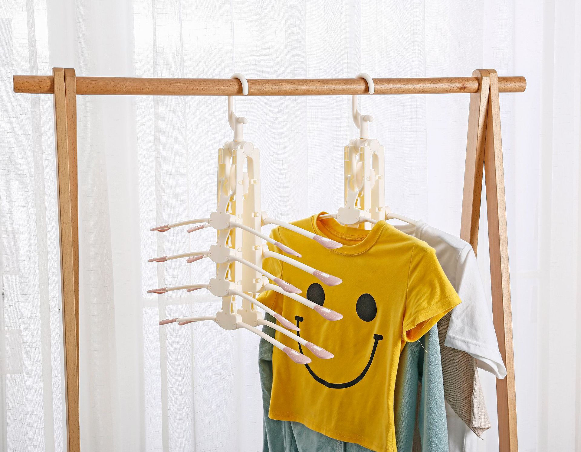 Multi-functional clothes hanger storage wonder, clothes rack, hanging clothes hanger, home clothes drying rack, magic clothes hanger, multi-layer folding 008 Application Scenario