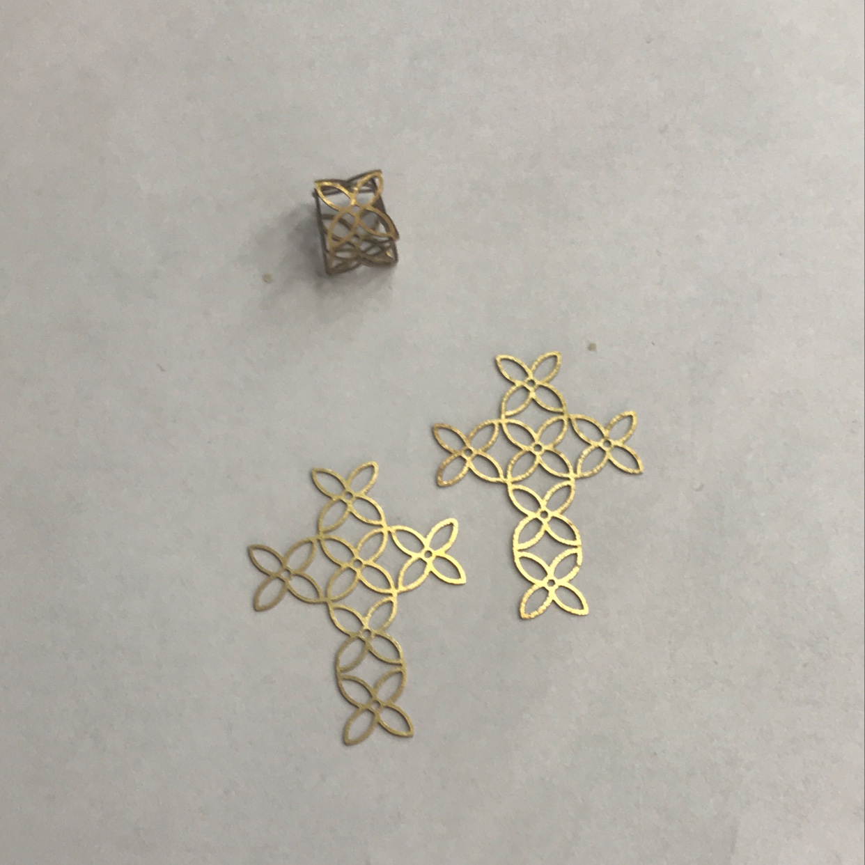 Feite computer chips, eco-friendly brass chips, six hollowed-out four-petal flowers, one-piece flower chips, zircon chips, jewelry accessories, earrings, necklaces, pendants, and earrings
