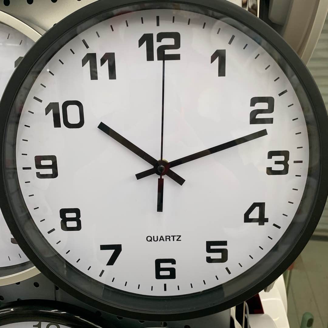 ساعة الساعة المعلّقة بالساعة ساعة الساعة، إطار أسود في ردهة غرفة المعيشة detail image 1