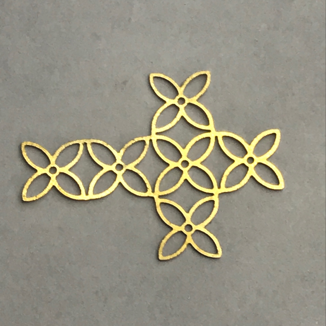 Feite computer chips, eco-friendly brass chips, six hollowed-out four-petal flowers, one-piece flower chips, zircon chips, jewelry accessories, earrings, necklaces, pendants, and earrings Application Scenario