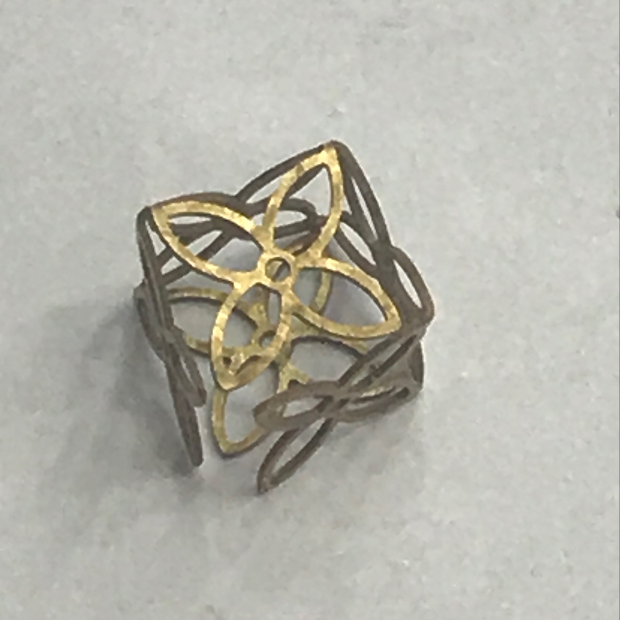 Feite computer chips, eco-friendly brass chips, six hollowed-out four-petal flowers, one-piece flower chips, zircon chips, jewelry accessories, earrings, necklaces, pendants, and earrings details Picture