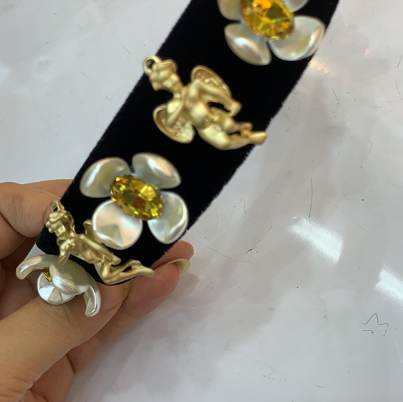 The cherub handcrafted hair ornament thumbnail