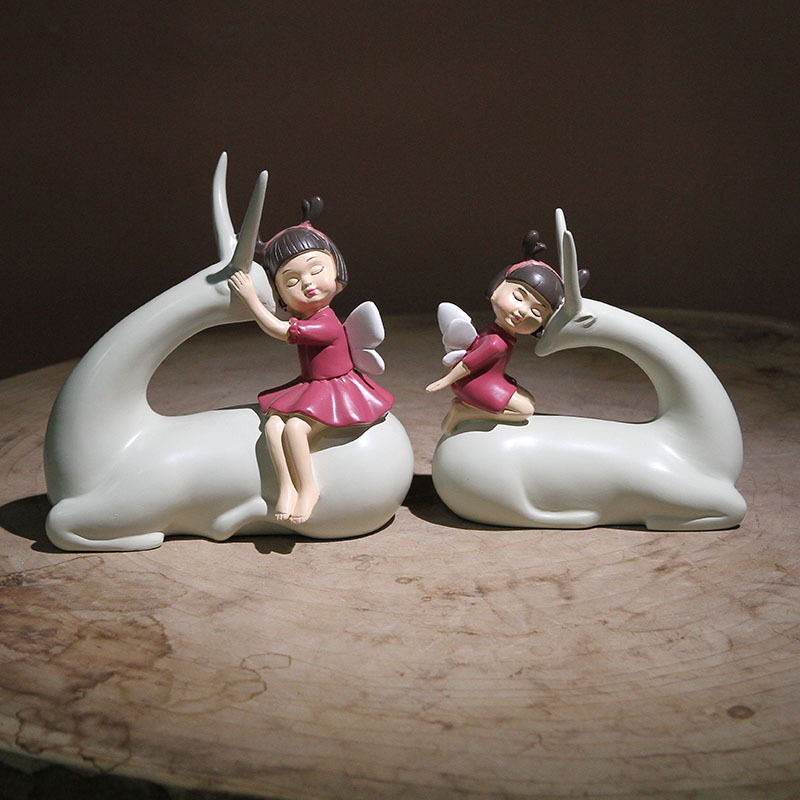 Customized cute character cartoon figurines, resin ornaments, little girl children's room desk handicrafts for your girlfriend