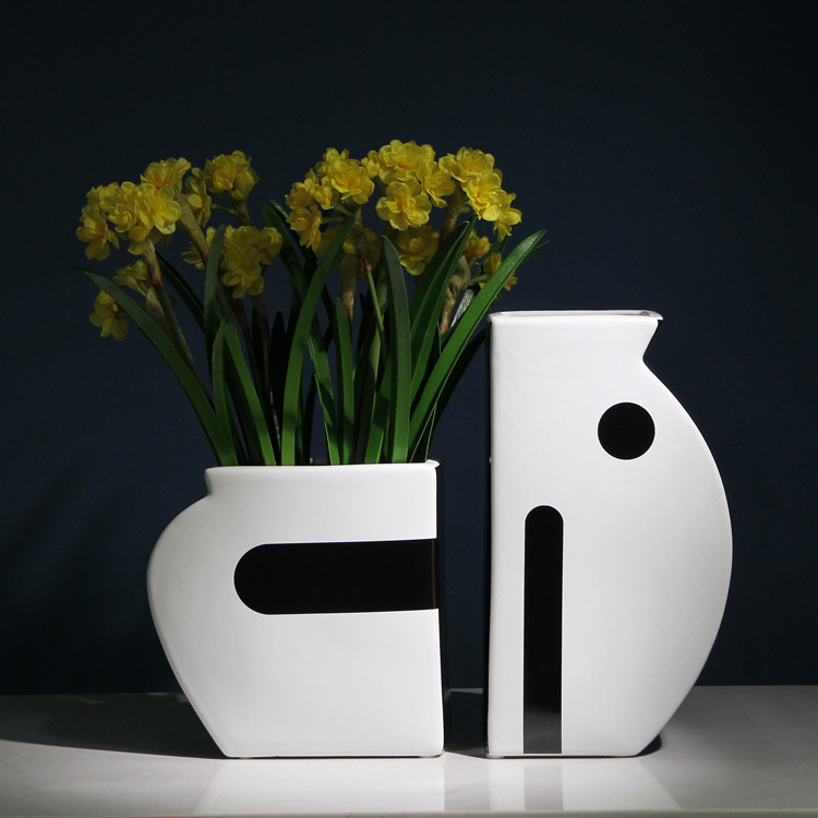 Creative abstract flower vases and ornaments, modern Nordic minimalist style ceramic vases and flower arrangements, home model room soft furnishings details Picture