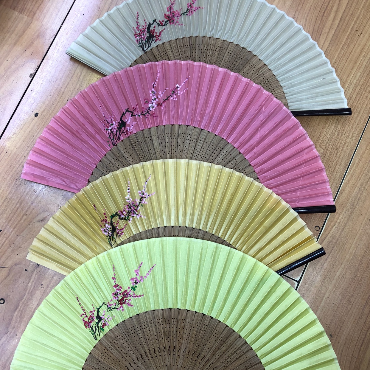 手绘扇子白底实物图