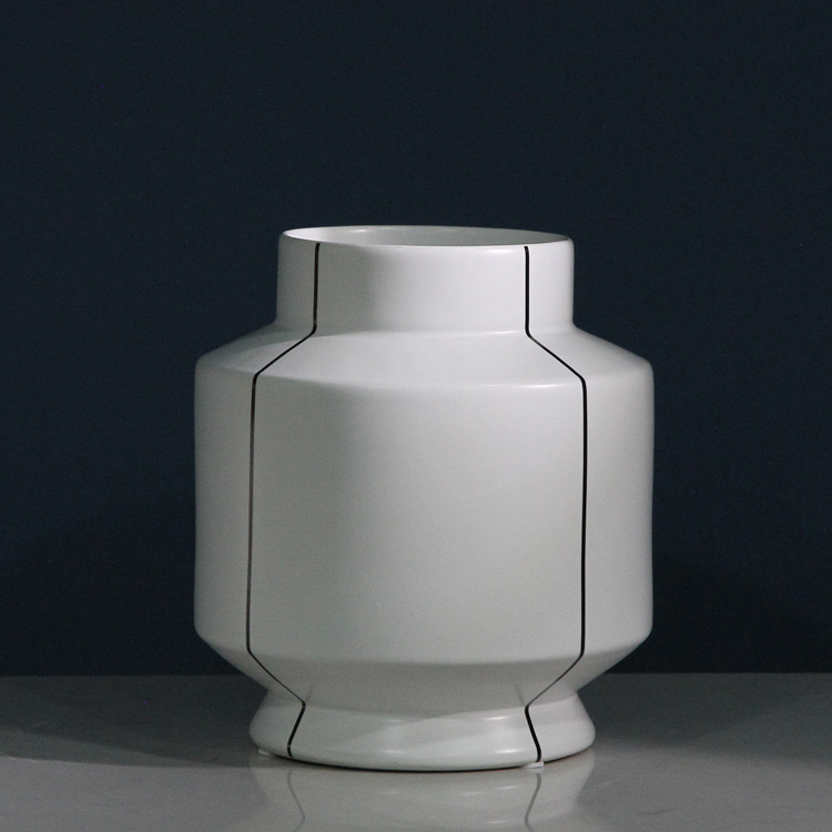 The new hand-pulled prefabricated flower vases with simple black lines and ceramic vase decorations are ideal soft furnishings for the new Chinese-style living room Application Scenario