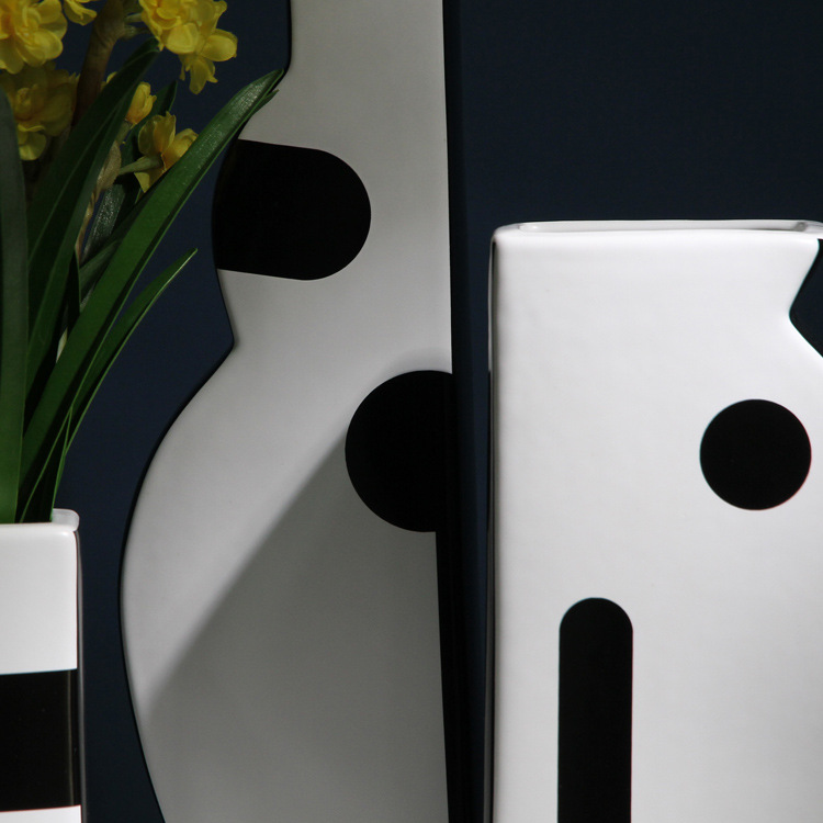 Creative abstract flower vases and ornaments, modern Nordic minimalist style ceramic vases and flower arrangements, home model room soft furnishings undefined