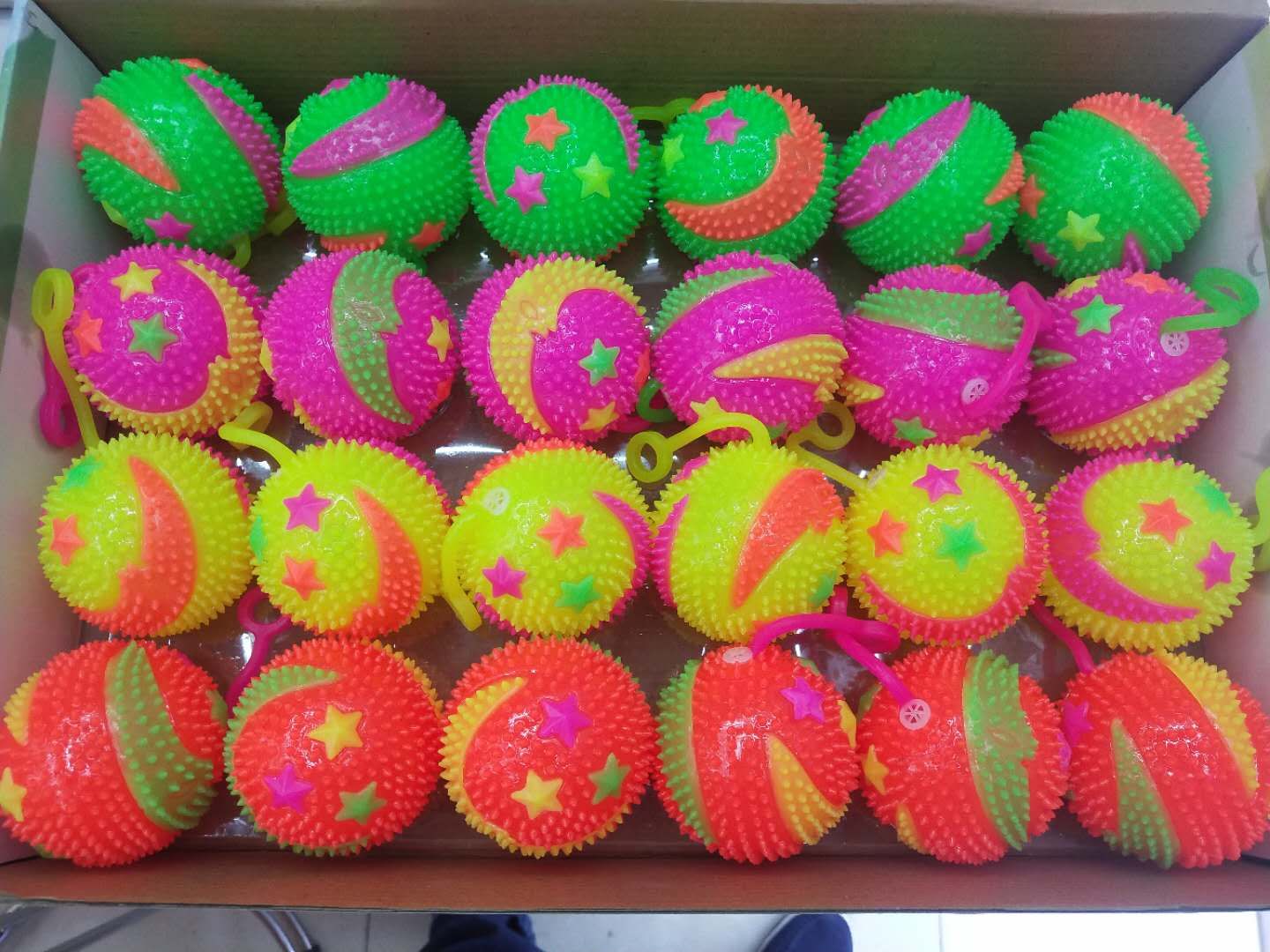 地摊热卖6.5按摩球炫彩球！！详情图7