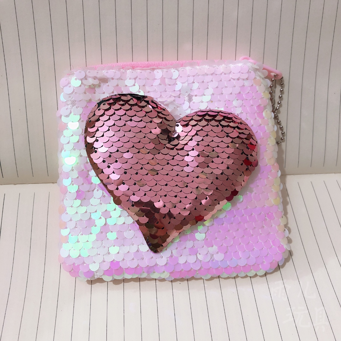 10cm亮片贴心钱包毛绒零钱包 正方形亮片钱包爱心白底实物图