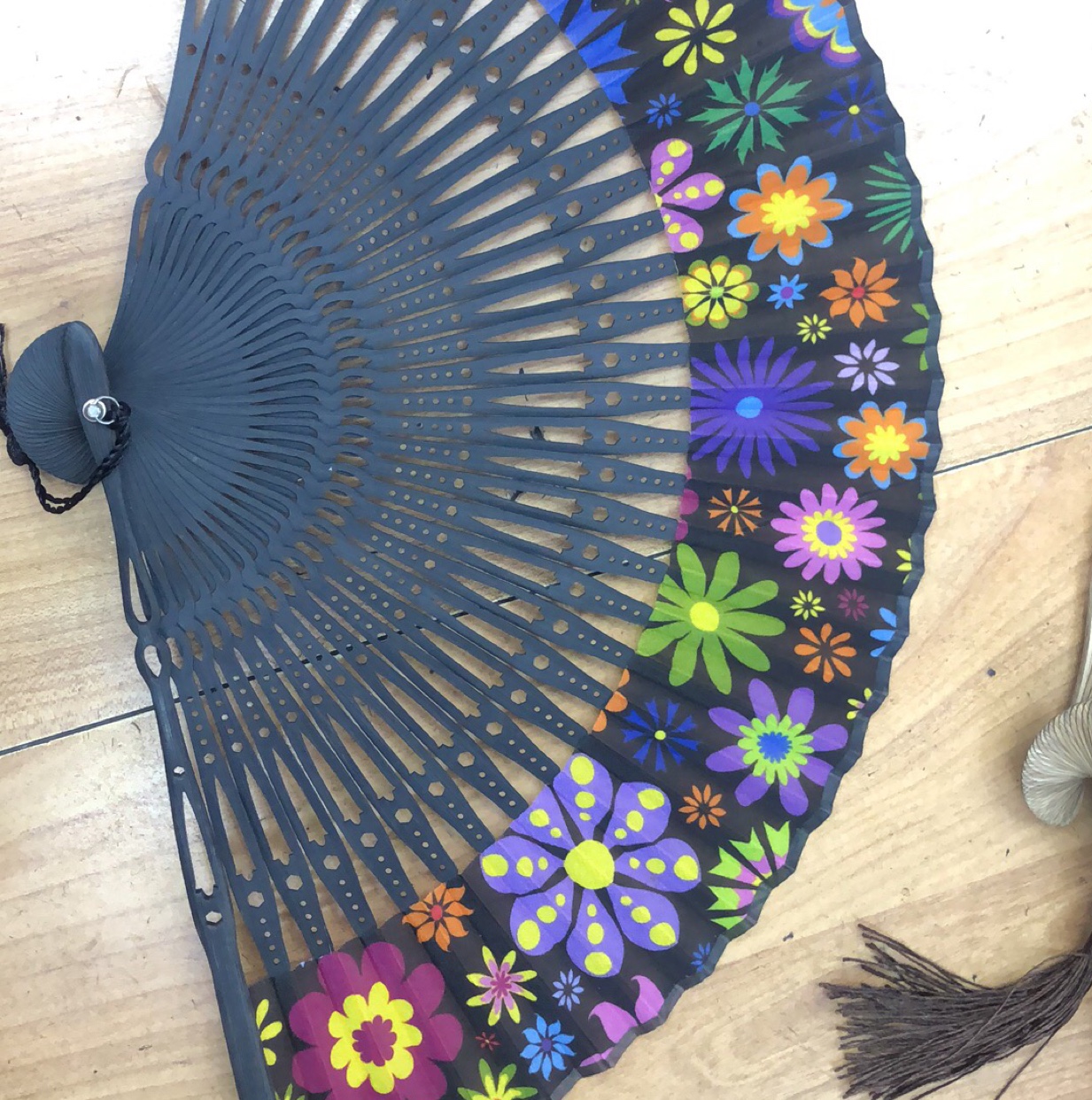 真丝冲孔竹扇子产品图