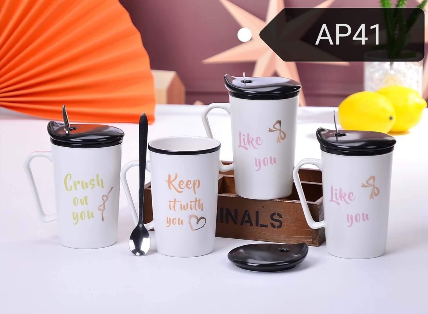 精品时尚陶瓷杯，带盖带勺。