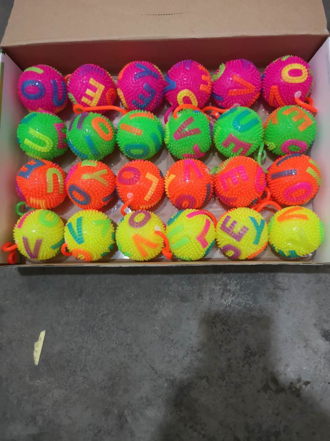 地摊热卖6.5按摩球炫彩球！！