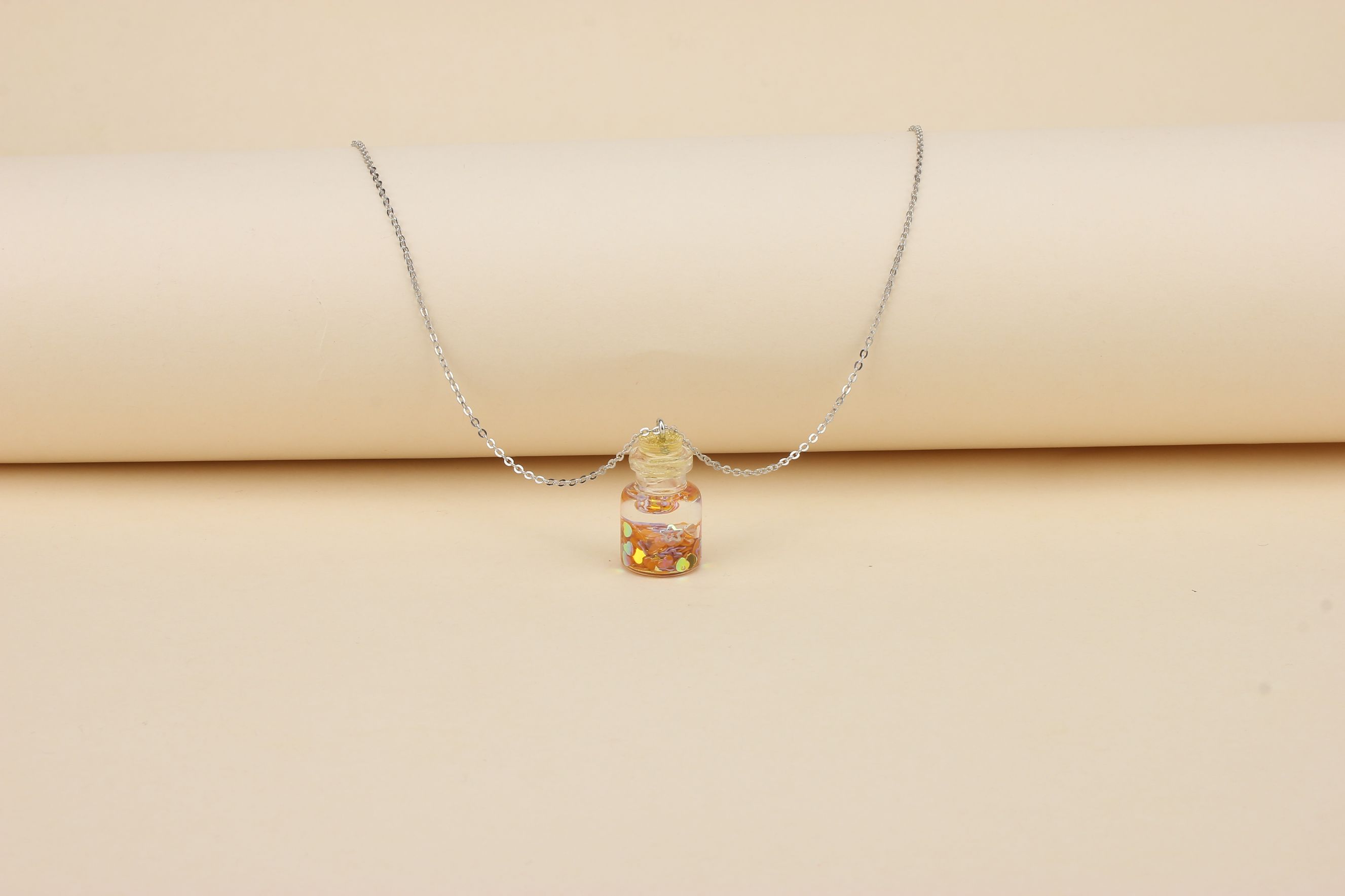 Glass bottle necklace Application Scenario