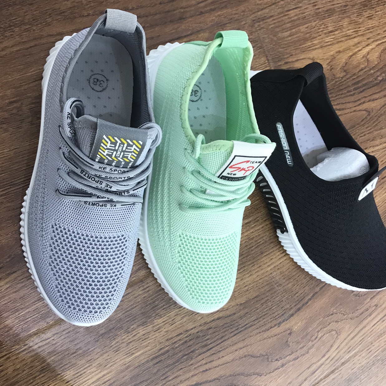 飞织鞋面，清爽透气，不闷脚，鞋底轻便防滑产品图