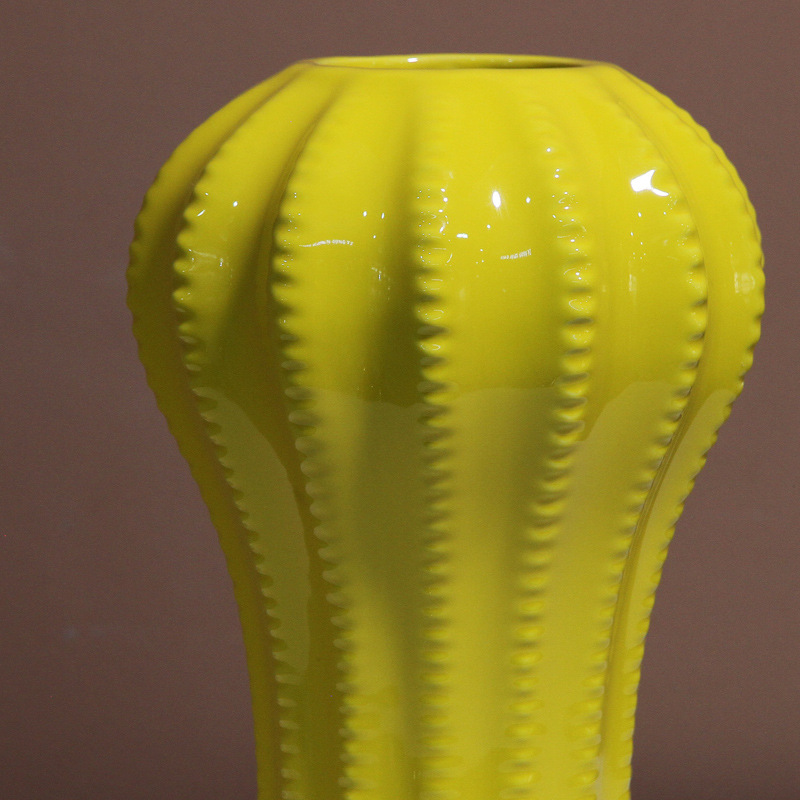 Modern and simple home flower arrangement, flower vases, model rooms, soft furnishings, ceramic vases, ornaments, living room, entrance hall, coffee table decorations undefined