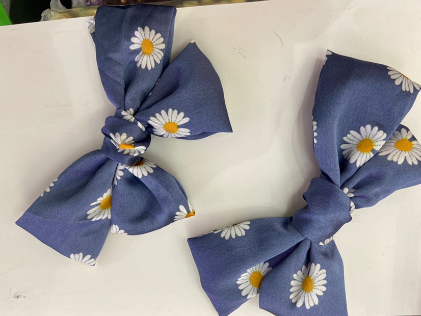 网红新款雏菊印花蝴蝶结弹簧发夹白底实物图