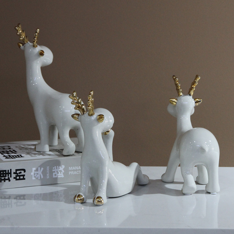 Modern creative ceramic animal ornaments for a family of three: A deer with you, a warm home desktop decoration Application Scenario