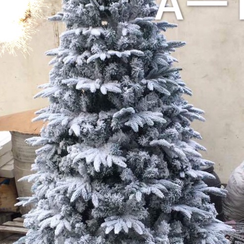 Yiyang Christmas Craft 1.5-meter PE mixed plant velvet tree. 350-head single package Application Scenario