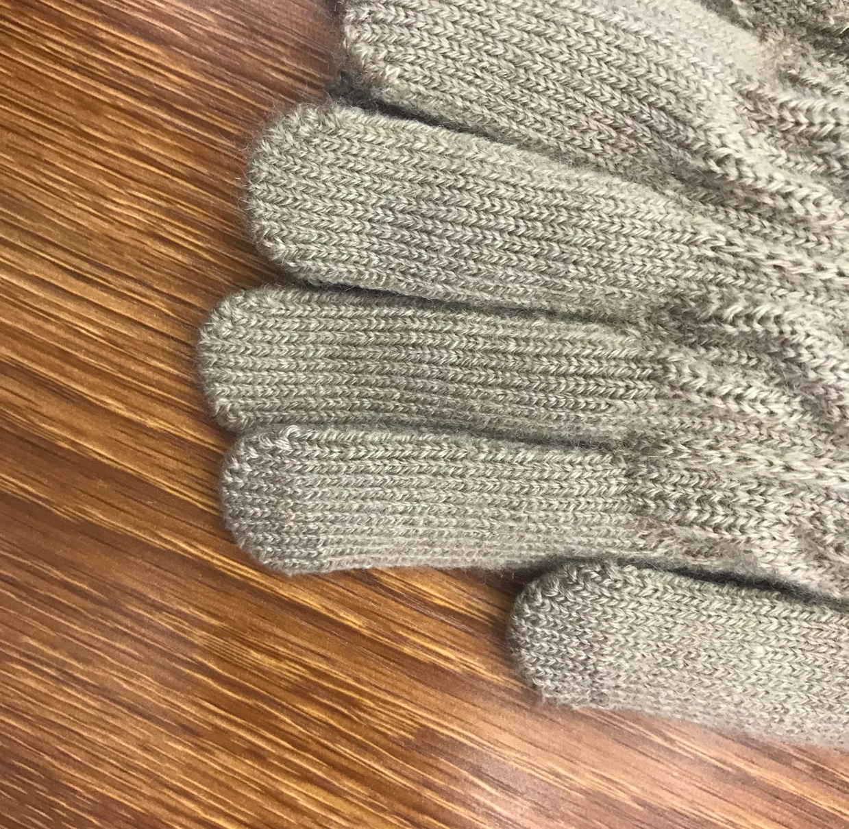 Winter cute Korean-style gloves for men and women, thickened warm touch screen knitted faux cashmere gloves, couple gloves details Picture