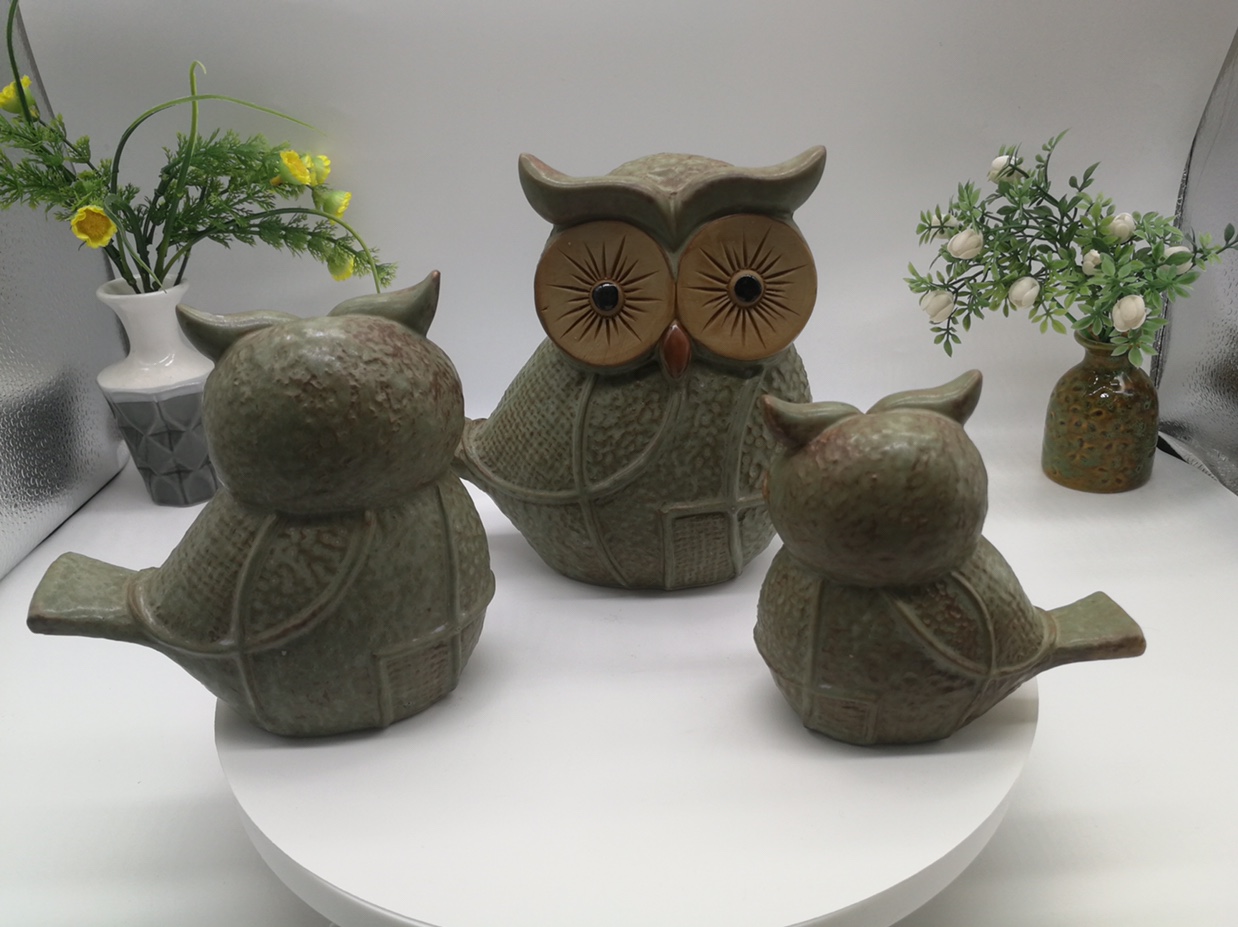 Three-piece set of ceramic owl ornaments, beige glossy and green matte Item Picture