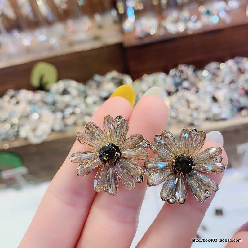 Hot style trend casual crystal stud earrings