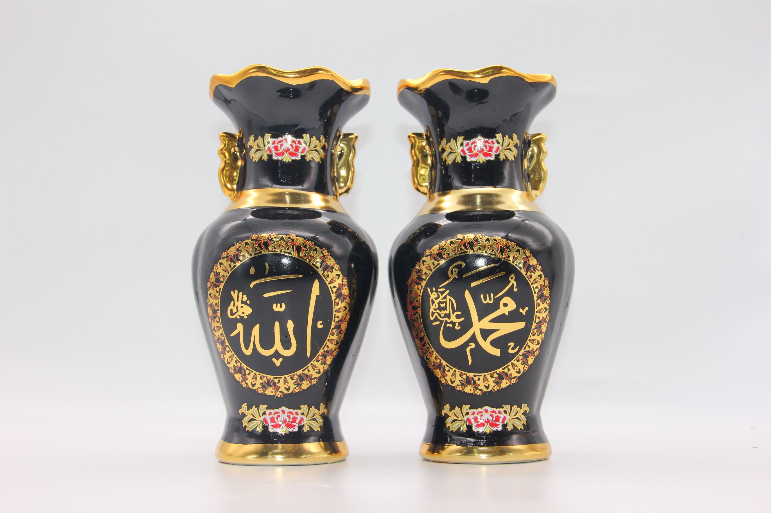 Arabian vases Arabian artefacts decorate articles