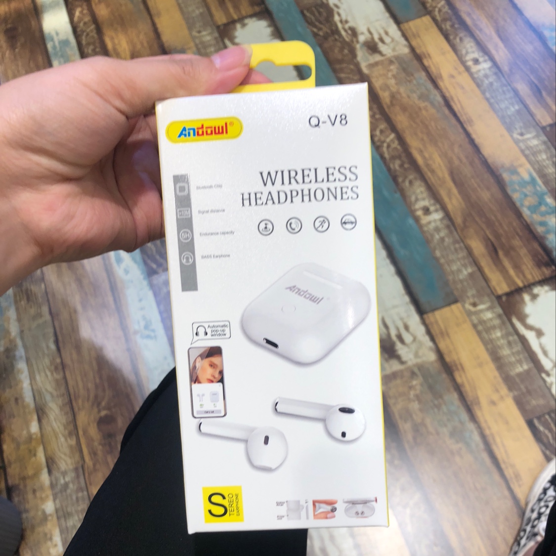 Q - V8 headphones full figure