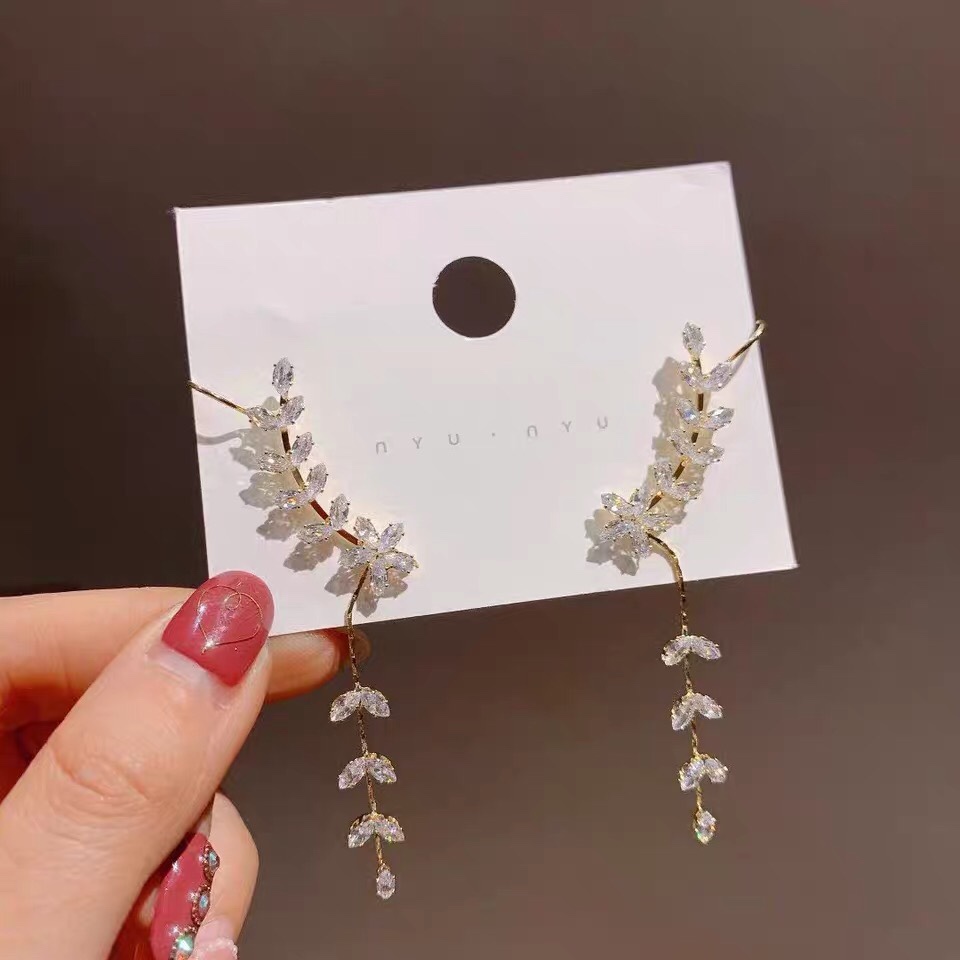 Hot style fashion trend with ladies jewelry stud earrings and bone clips
