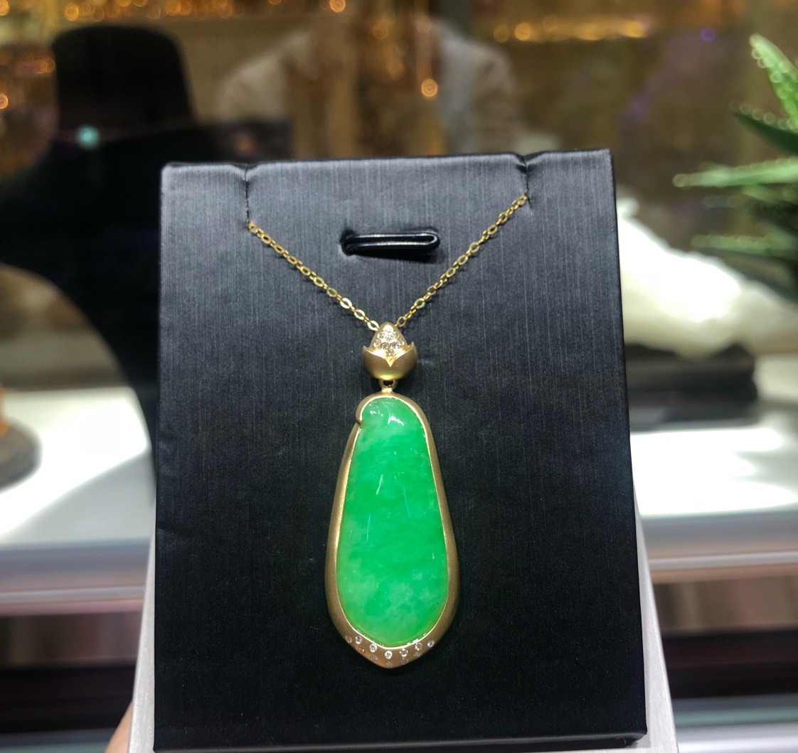 Natural Burmese jade 18k gold Wish-fulfilling melon pendant