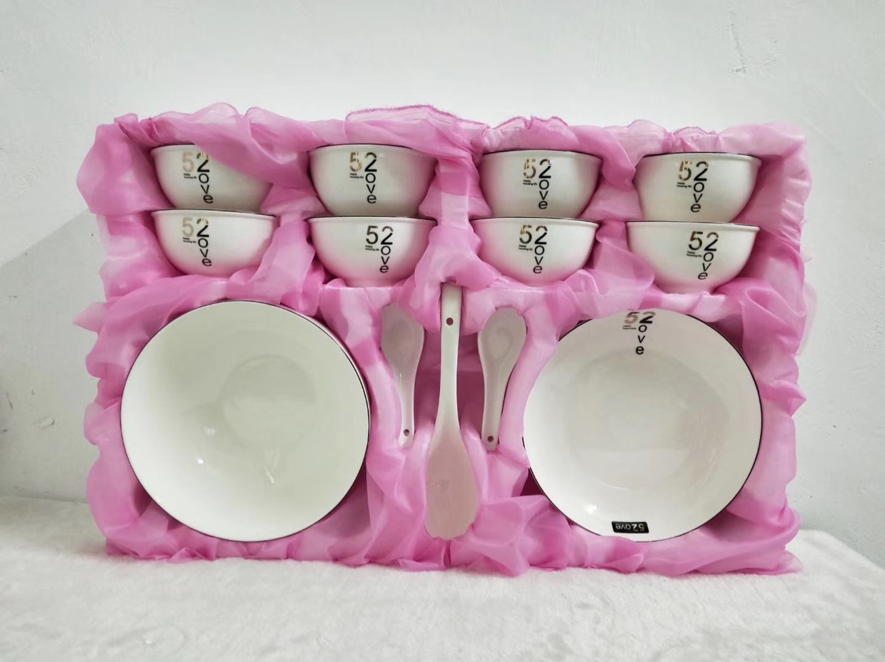 A 22-piece European-style tableware set