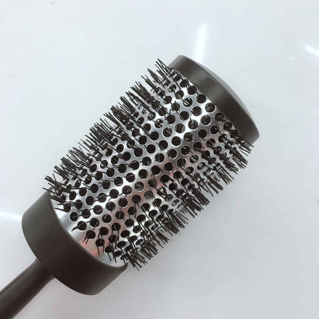 Longfa salon aluminum-copper comb, perming and dyeing roller comb, high-temperature resistant cylindrical comb, styling comb, curly hair inwardly folded comb Application Scenario