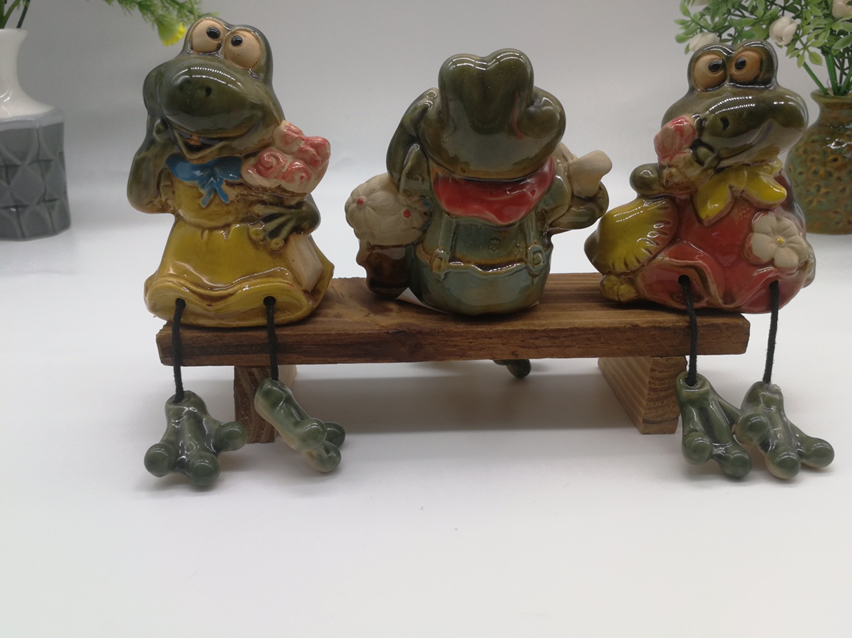 A family of three hanging feet ceramic cartoon frog, including stool style Specification image