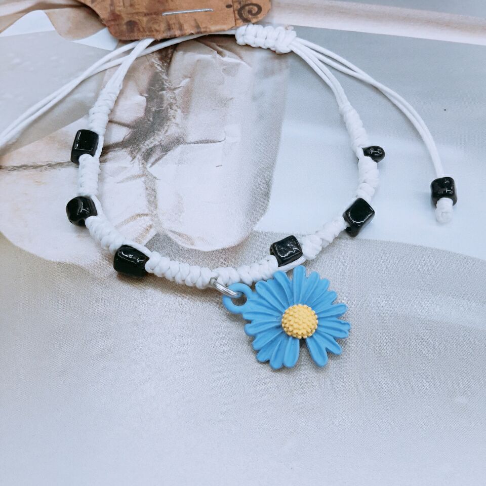 Handwoven small Daisy bracelet female Instagram niche design boudoir student hand decoration simple network red flower bracelet Specification drawing