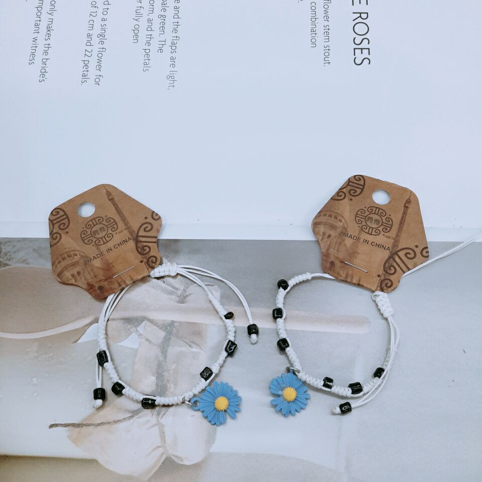 Handwoven small Daisy bracelet female Instagram niche design boudoir student hand decoration simple network red flower bracelet details Picture