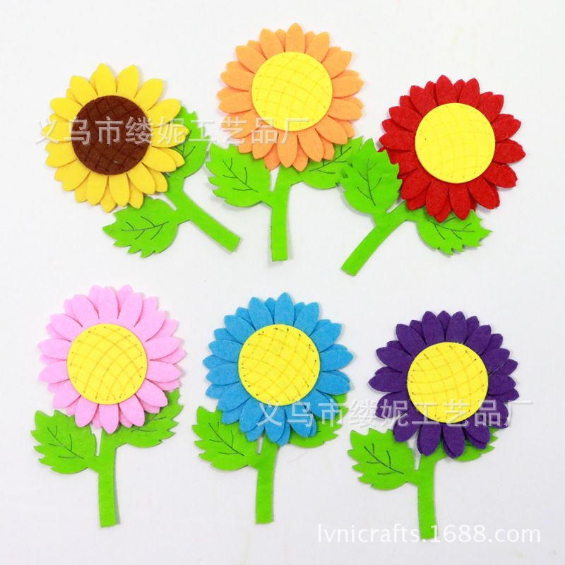 Non-woven fabric felt double-layer leafed sunflowers are used for wall decoration in the classroom of the kindergarten to decorate the environment with DIY flowers by hand