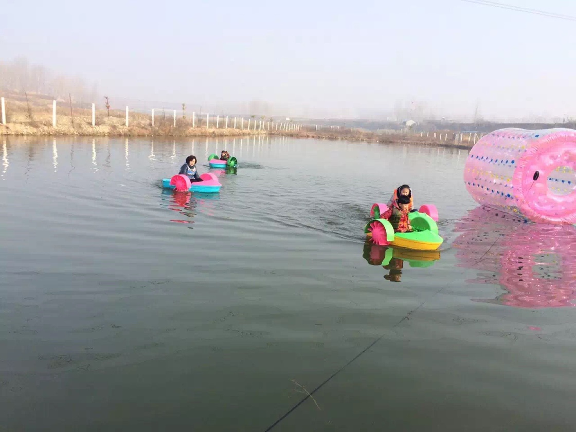Meet boats on the water thumbnail