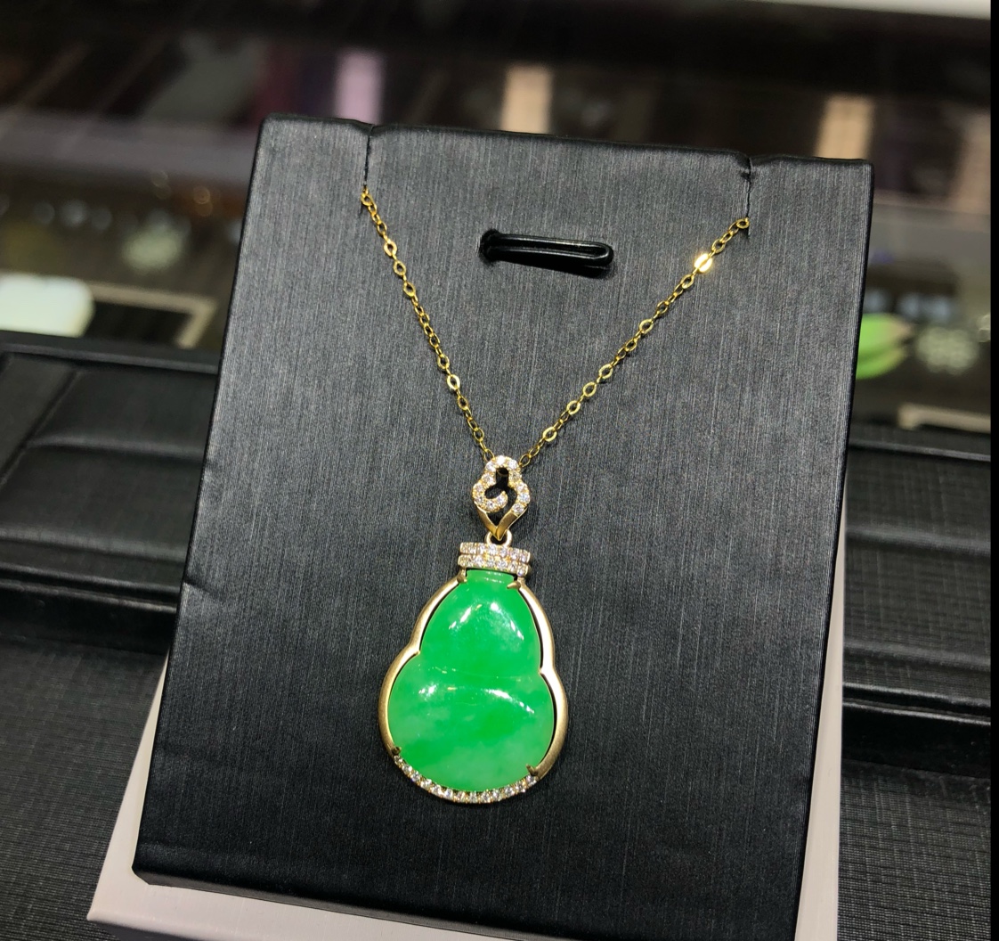 Burmese jadeite A-grade 18k gold gourd pendant