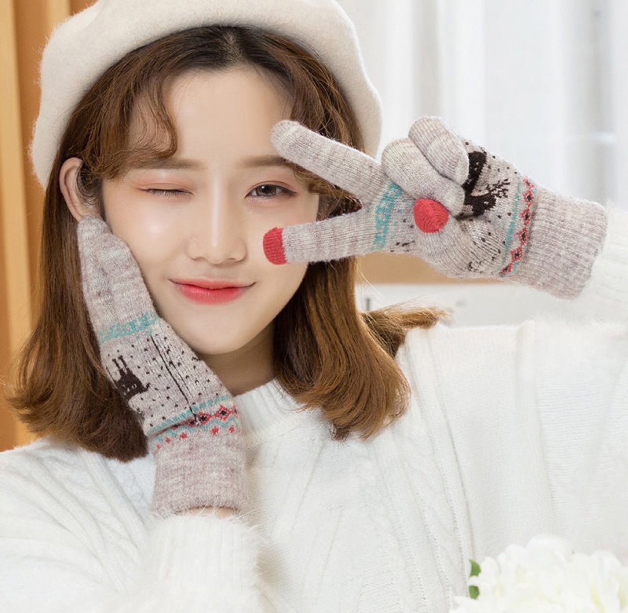 Double-layer thickened gloves, winter knitted touch screen woolen warm student cycling Korean version cute cartoon gloves details Picture
