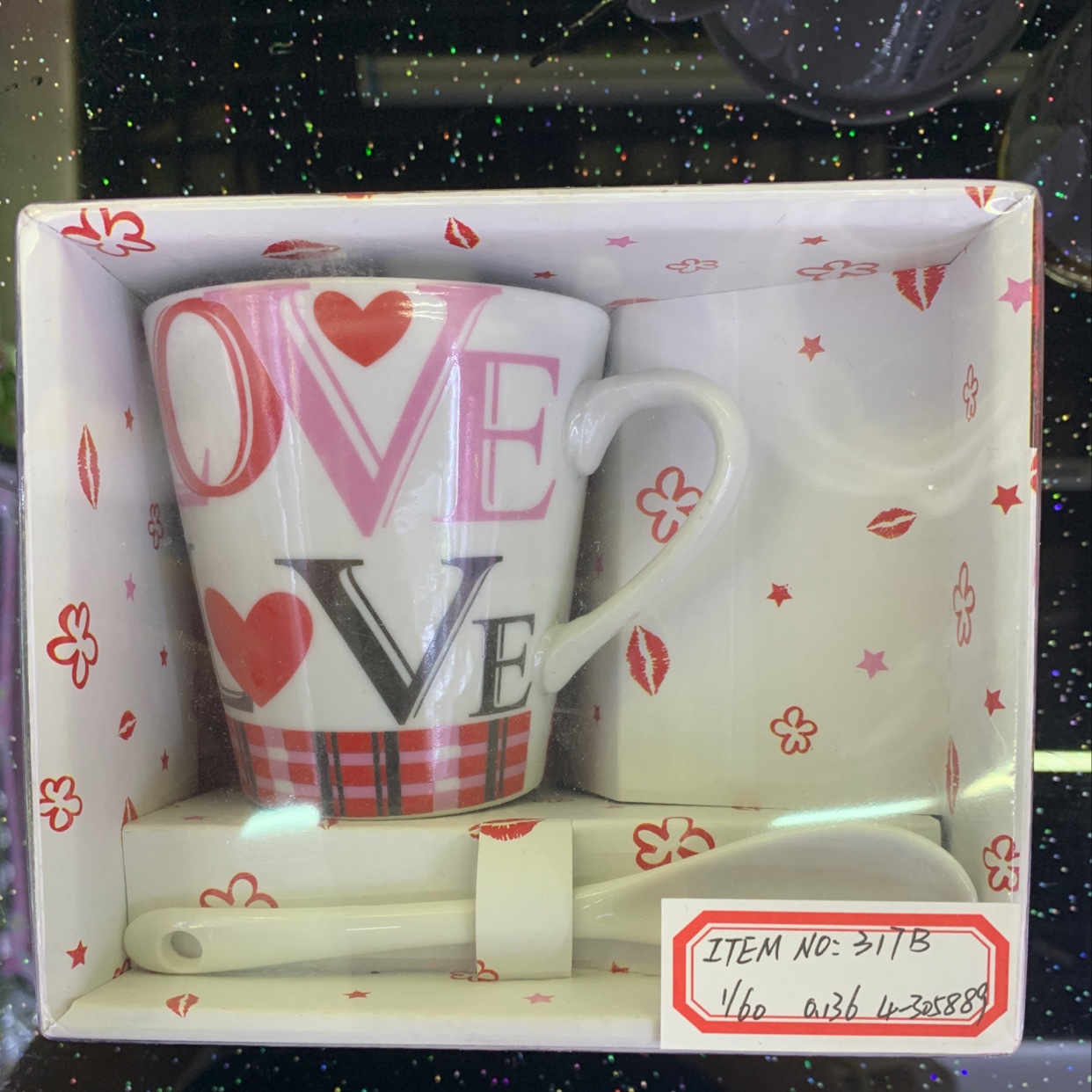 The 317B Valentine's Day couple cup set, a bestseller in foreign trade, features one cup and one spoonful