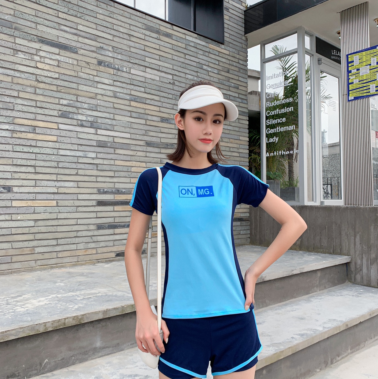 货号：9373。颜色：丈青、粉色。韩版休闲聚胸温泉少女分体平角脚裤时尚泳衣