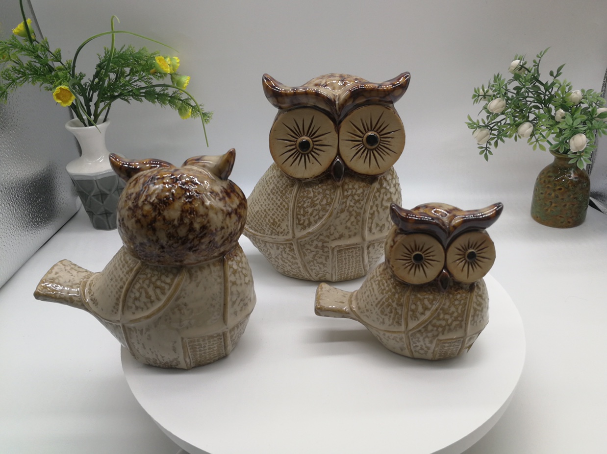 Three-piece set of ceramic owl ornaments, beige glossy and green matte Application Scenario